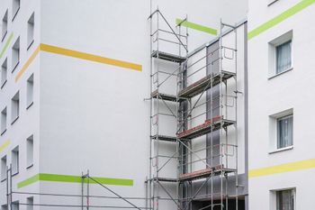 Renovación de la pintura de la fachada de un edificio